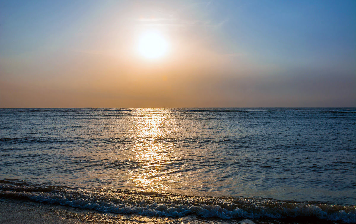 Calm coastal water at sunrise representing Wrexalonshakul hydration ideas